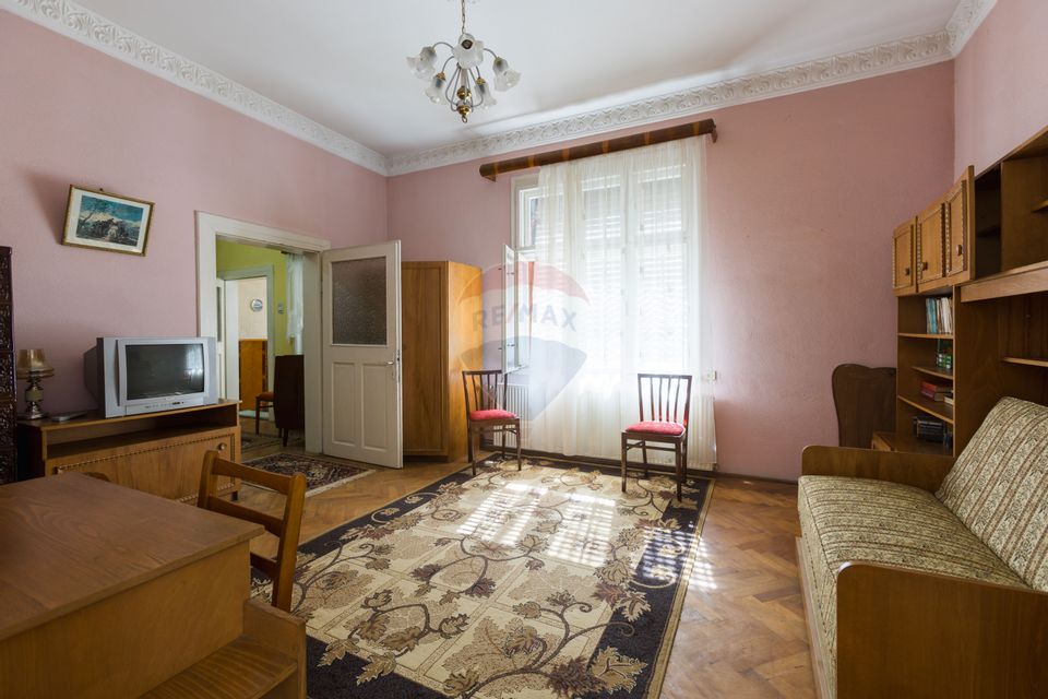 Doua Case de vanzare cu 5 camere + 3 camere,  stradal in Bran!