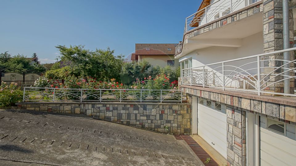Vila impunatoare, rezidenta cu pretentii, Tractorul, Brasov