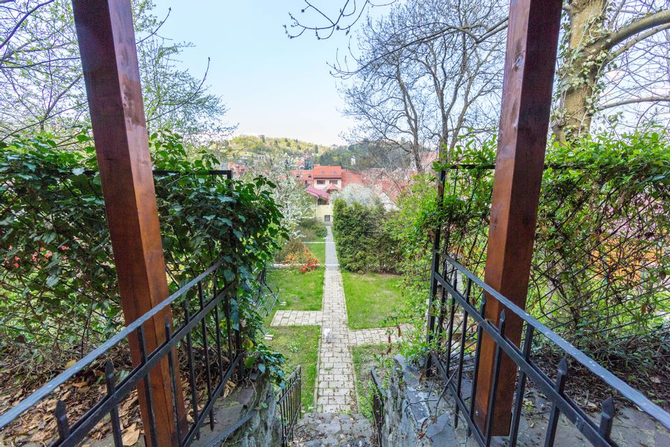 Property Located under Tâmpa composed of 2 Houses and Garden,
