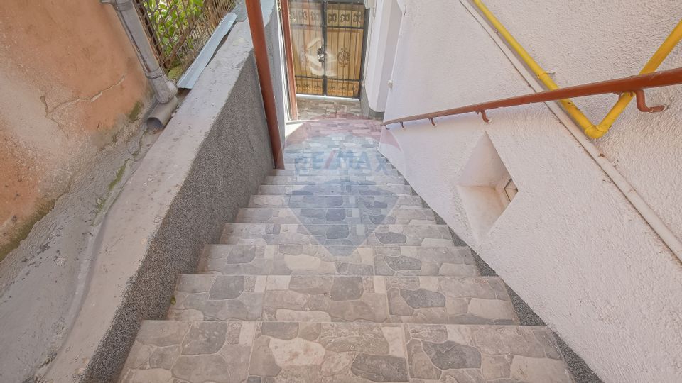 Casă falnică, curte individuală, langă Piața Unirii, în inima Scheilor