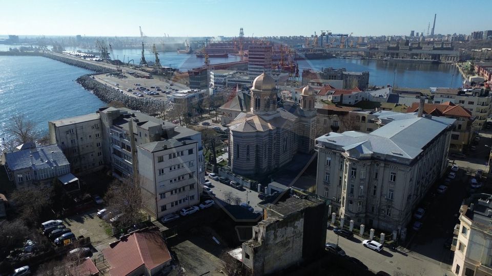 Vilă cu 16 camere de vanzare in zona Peninsula