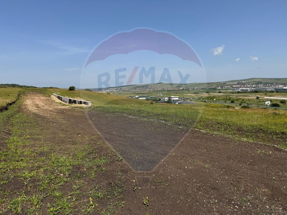 Land 569sqm Sub Coasta / Strada Principala