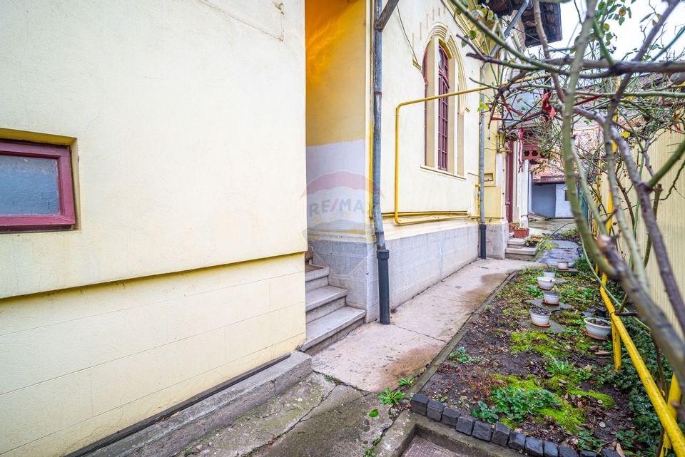 Casa ultracentrală cu 2 camere de vanzare in Ploiesti