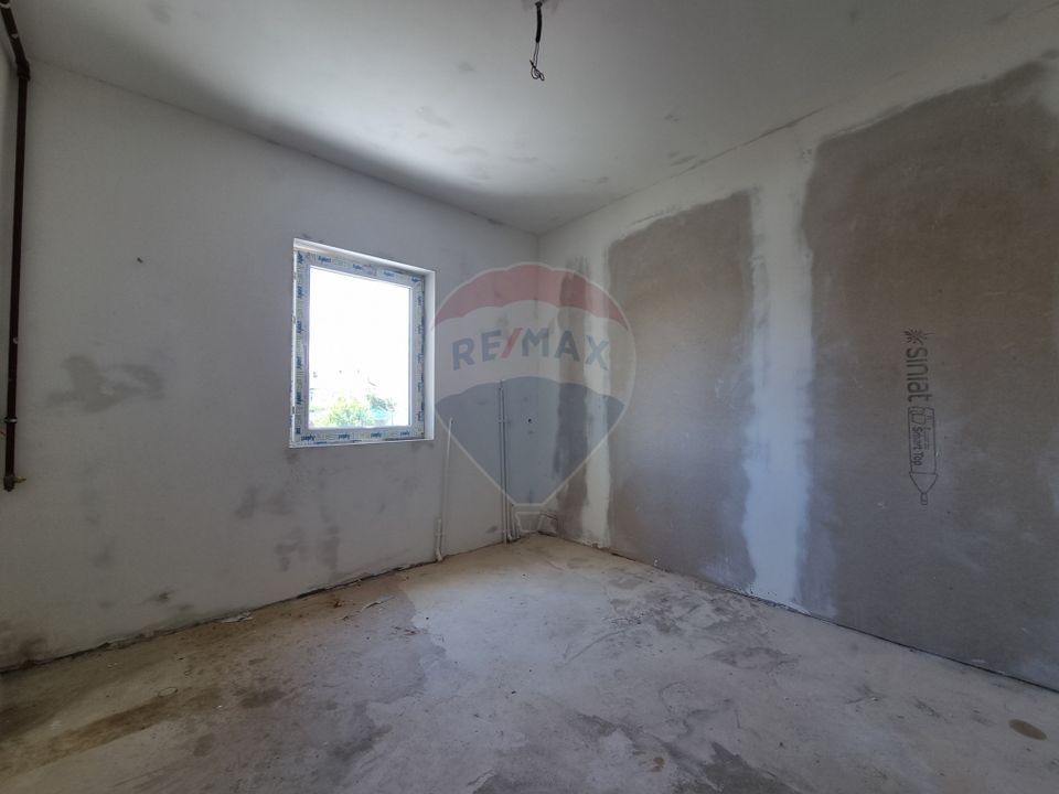 Apartament (de renovat) cu 2 camere de vânzare în Râșnov/Romacril