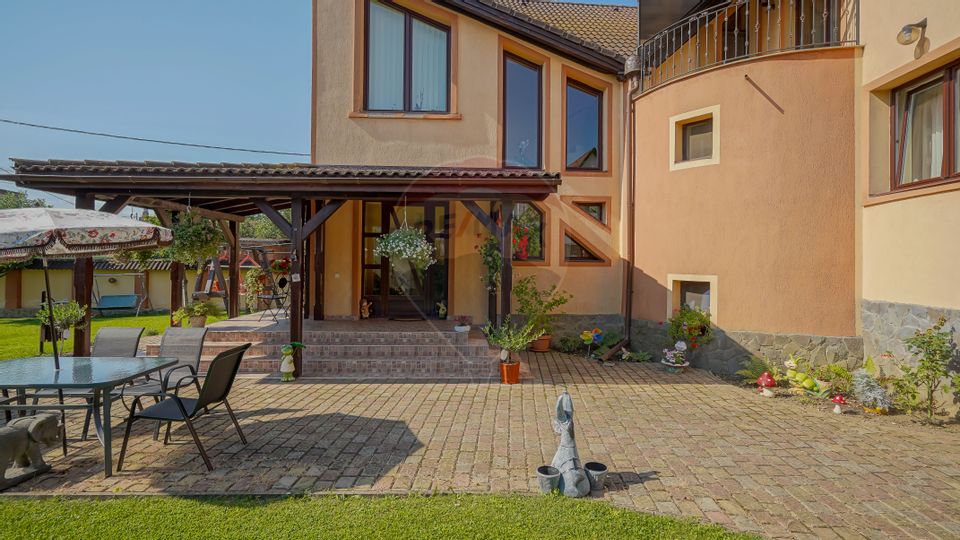 Elegant house, wine cellar, view of the mountains and peak. Postăvaru