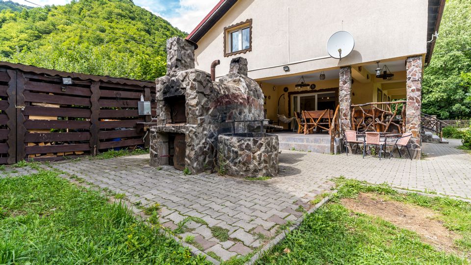 Cabana de vânzare –Mărișel, 10 camere, terasa 41mp, piscină, ciubăr