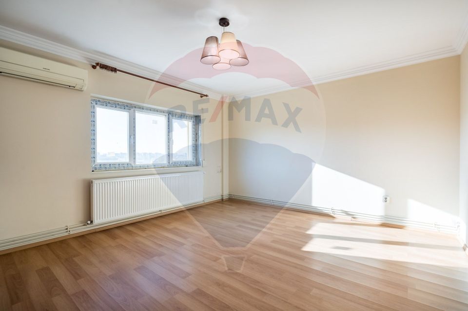 Apartament cu 3 camere de vânzare în zona Drumul Sarii