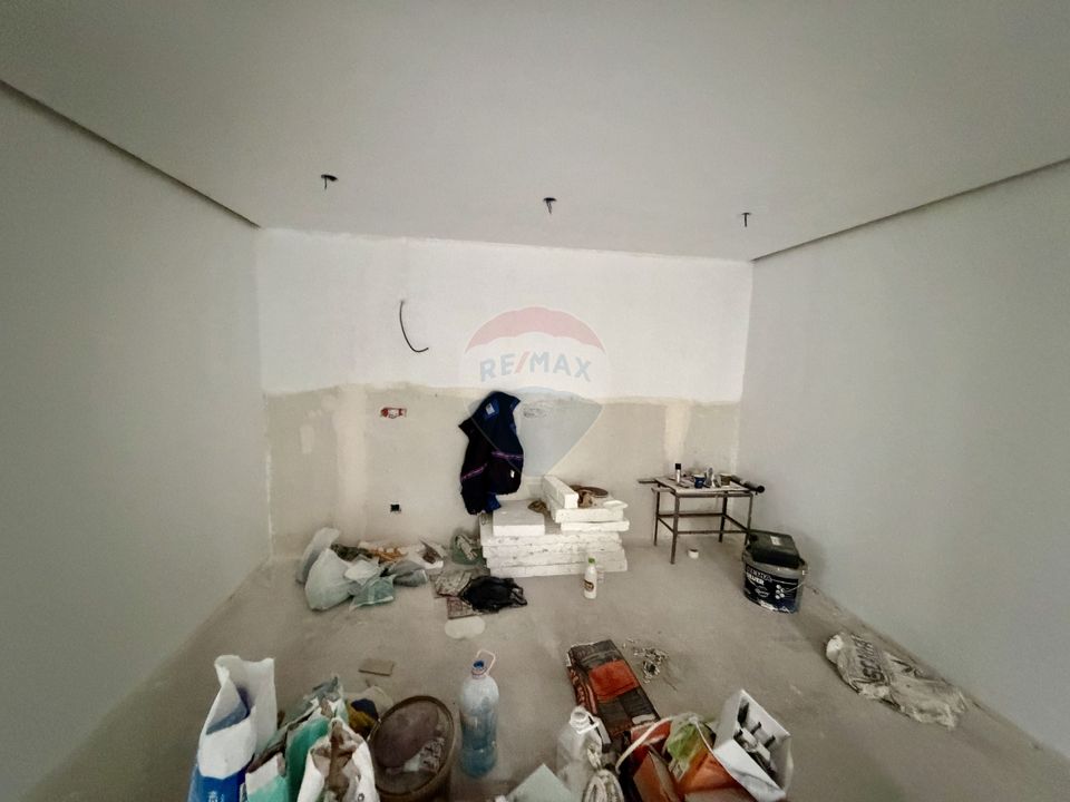 Casă cu 4 camere de vânzare