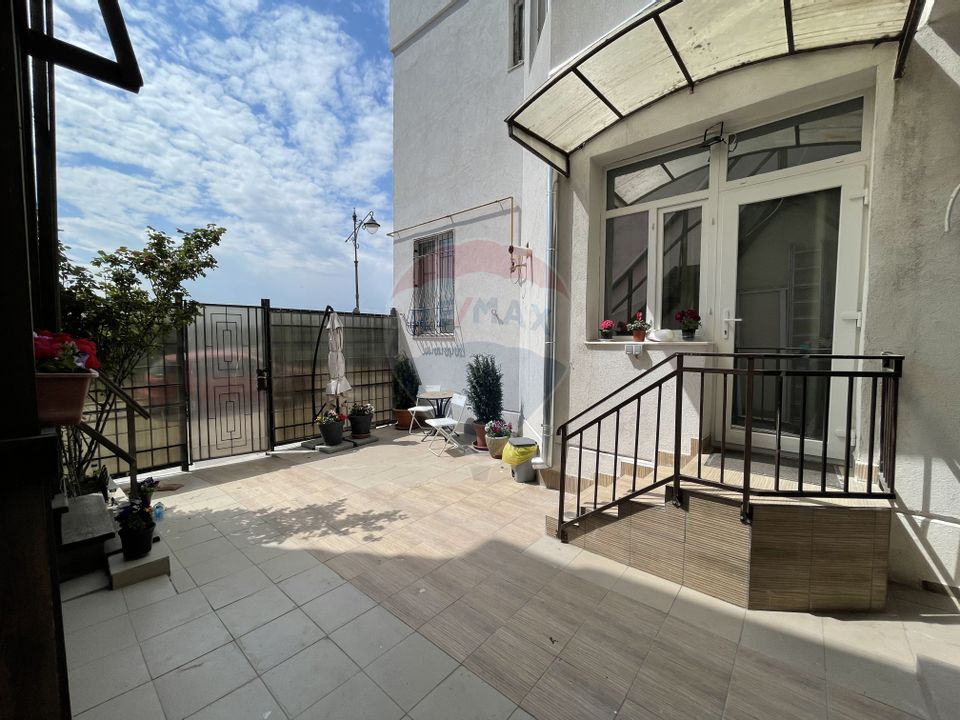 Duplex cu 9 camere de vânzare în zona Peninsula. D+P+E