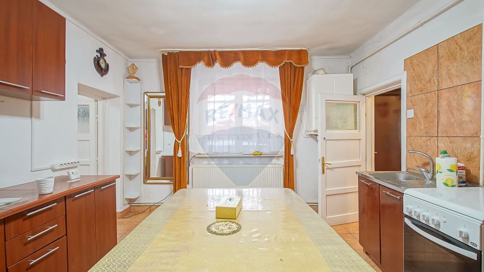 Proprietate cu 2 apartamente și garaj, Schei