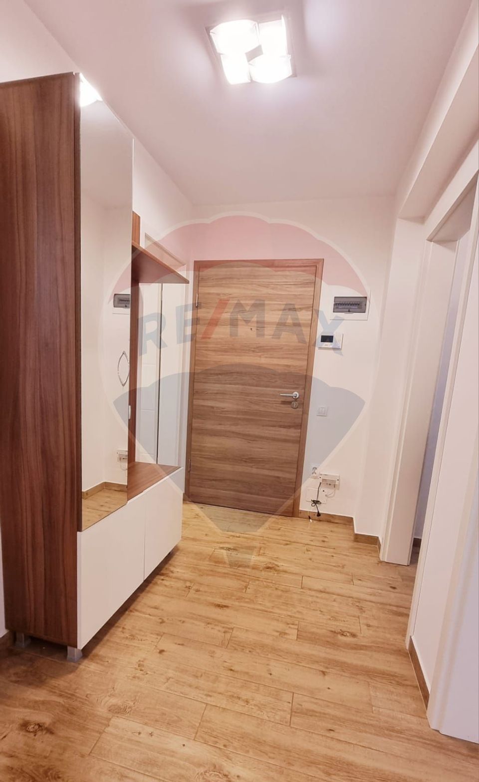 De inchiriat apartament cu 2 camere, 2 bai plus loc de parcare