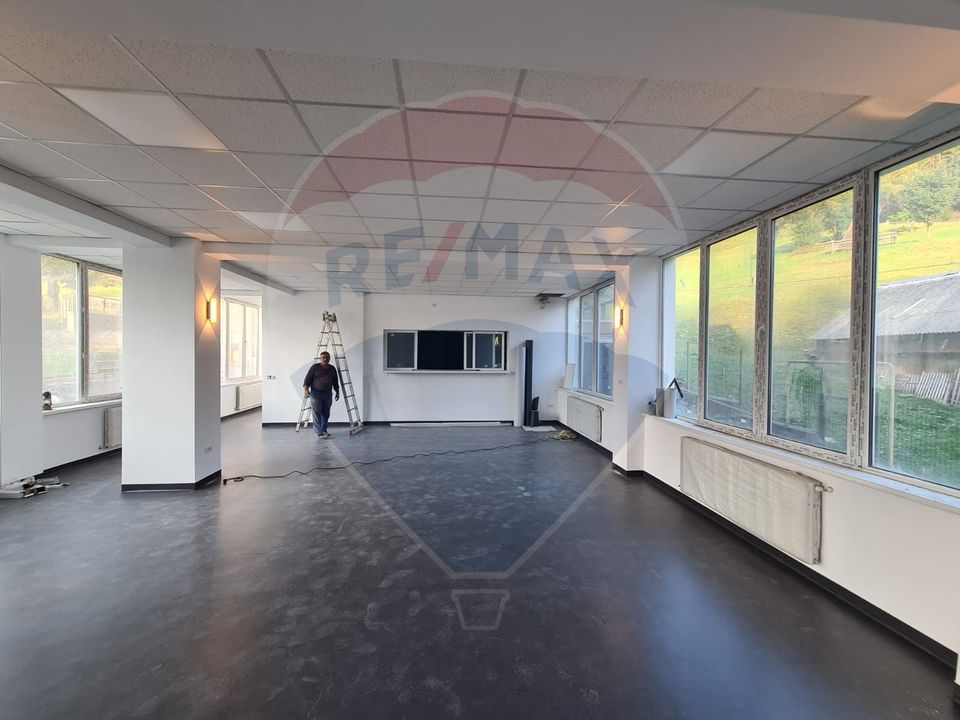 Villa / Guesthouse / Seniors' Asylum, beautiful Moeciu area, parking