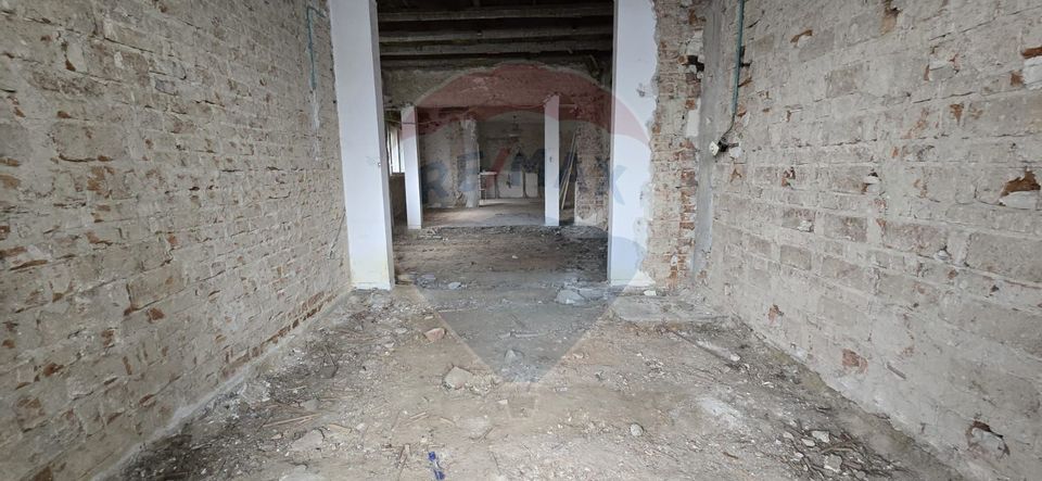 De vanzare | Casa cu 3-5 camere, necesita renovare | Zona Baicului