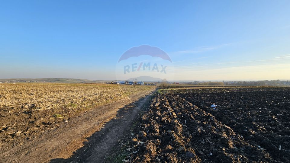 Teren extravilan 6,100mp Stroiesti / Soseaua DN17, Suceava