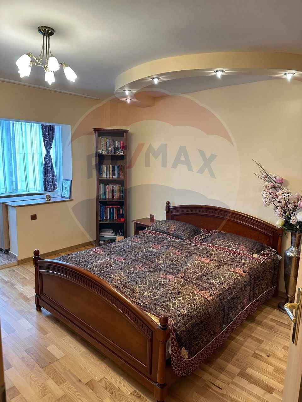 DE INCHIRIAT Apartament cu 4 camere în zona Scriitorilor