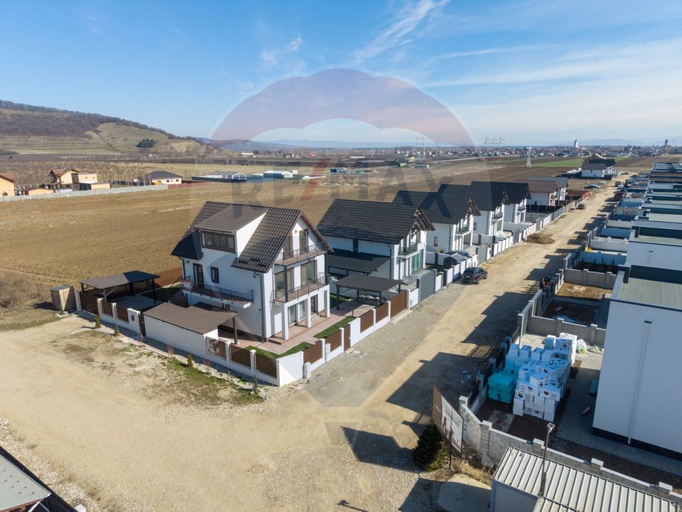 Proprietate speciala, cu destinatii multiple, Sanpetru/ Harman!