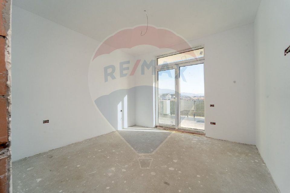 Casă Modernă de Vânzare în Sânpetru