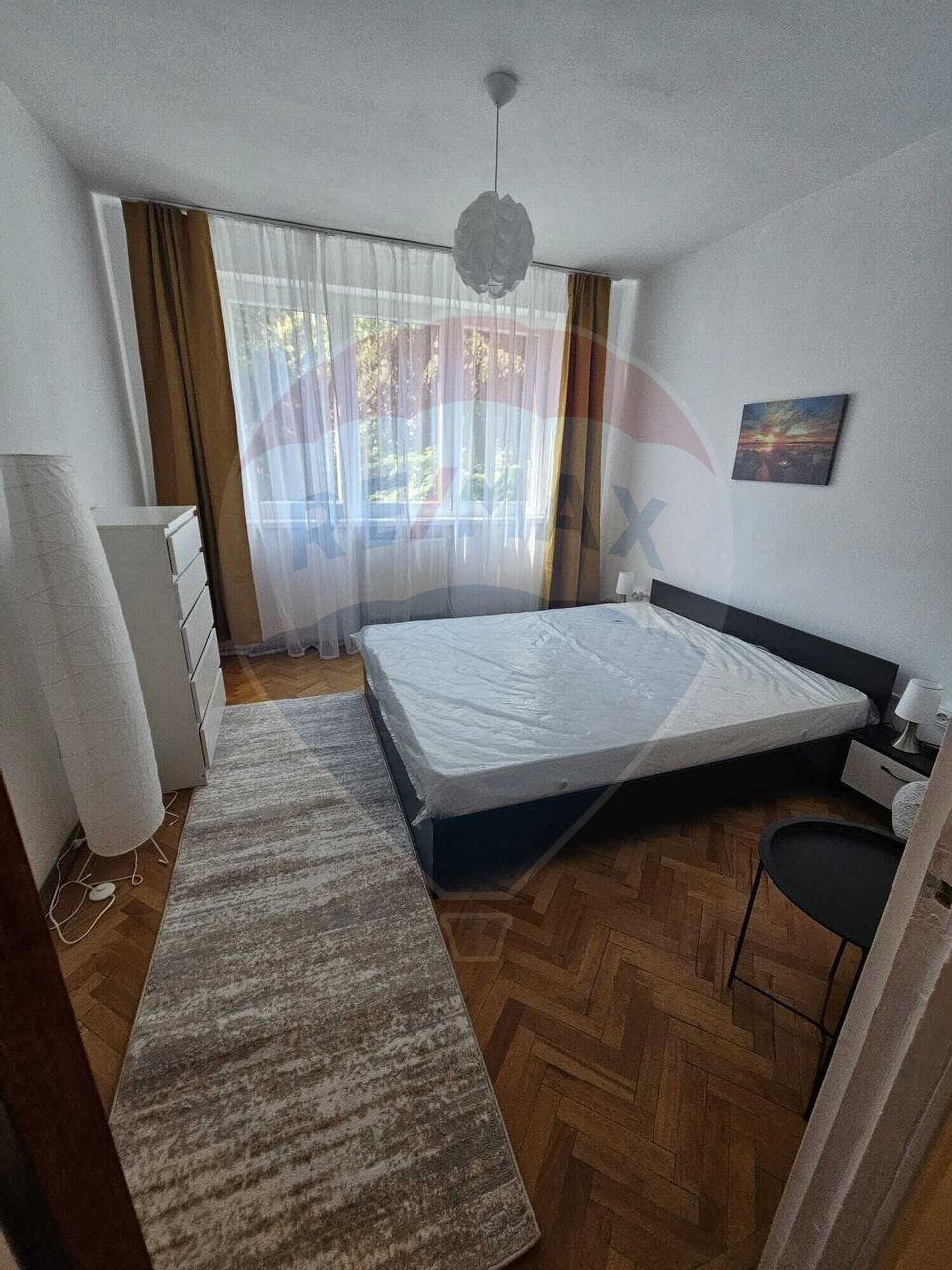 Apartament central cu 3 camere de închiriat