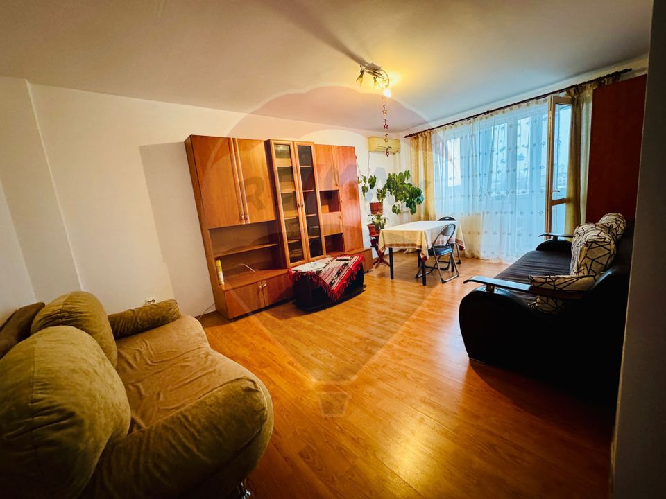 Apartament cu 3 camere de vânzare în zona Craiovita Noua