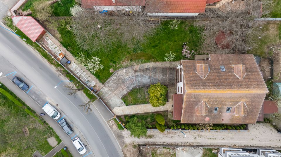 Vilă cu Teren Generos - Tractorul, Potrivită pentru Locuit sau Afacere