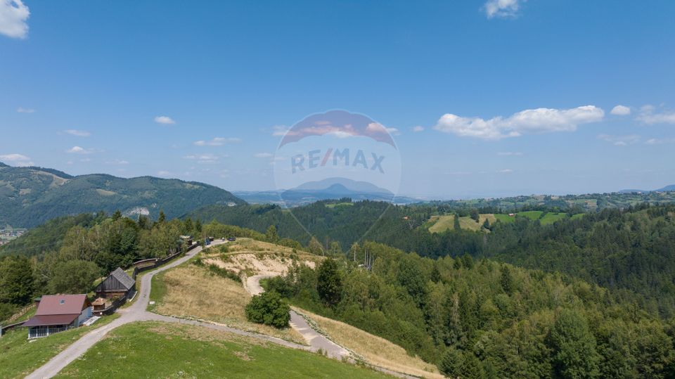 Teren Panoramic in Bran – Vedere spre Bucegi & Piatra Craiului