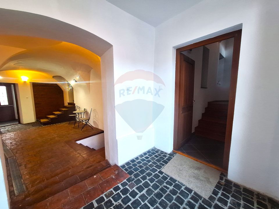 Casa individuala cu curte in centrul istoric,  renovata integral