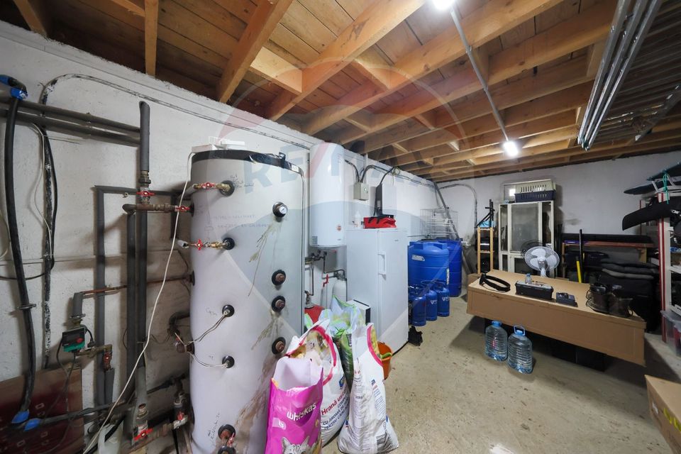 Ansamblu rezidențial cu casă principală și anexe, teren 1.487 mp