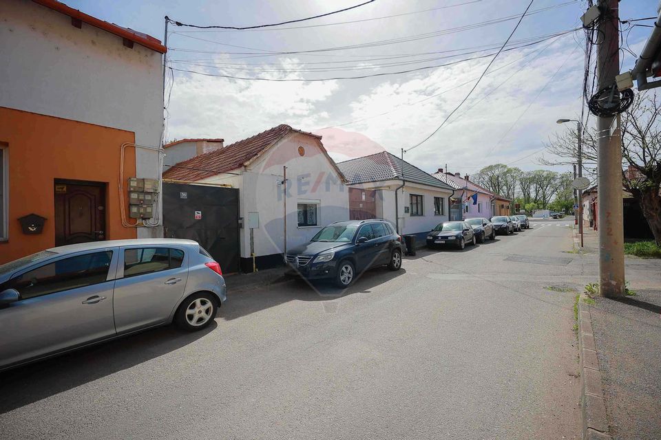 Apartament cu 2 camere de vânzare în zona Decebal, curte comună