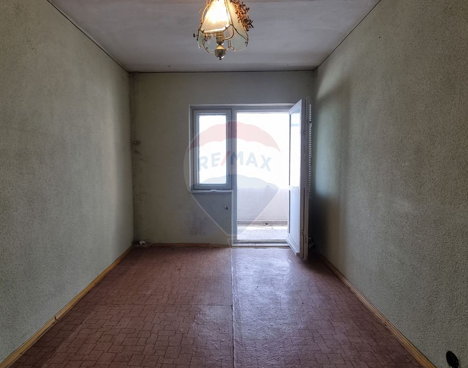 Apartament (de renovat) cu 2 camere de vânzare în Râșnov/Romacril