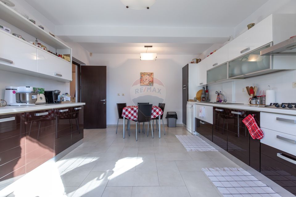 Vilă cu 7 camere de vânzare în zona Centrală Orașul  BUHUȘI