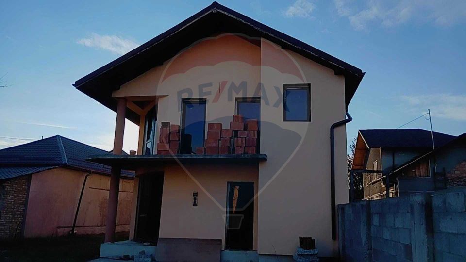 Casa Individuala cu 4 Camere de Vanzare in Sotanga 1200 mp teren