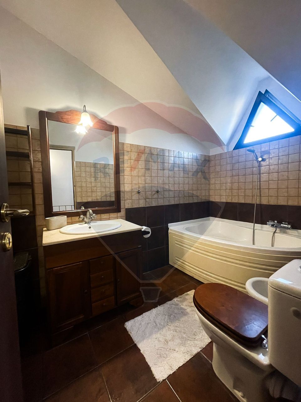 Vila P+M cu 3 camere, de inchiriat, zona Far Constanta