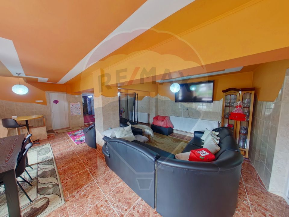 Casă / Vilă cu 16 camere de vânzare în zona Bobâlna