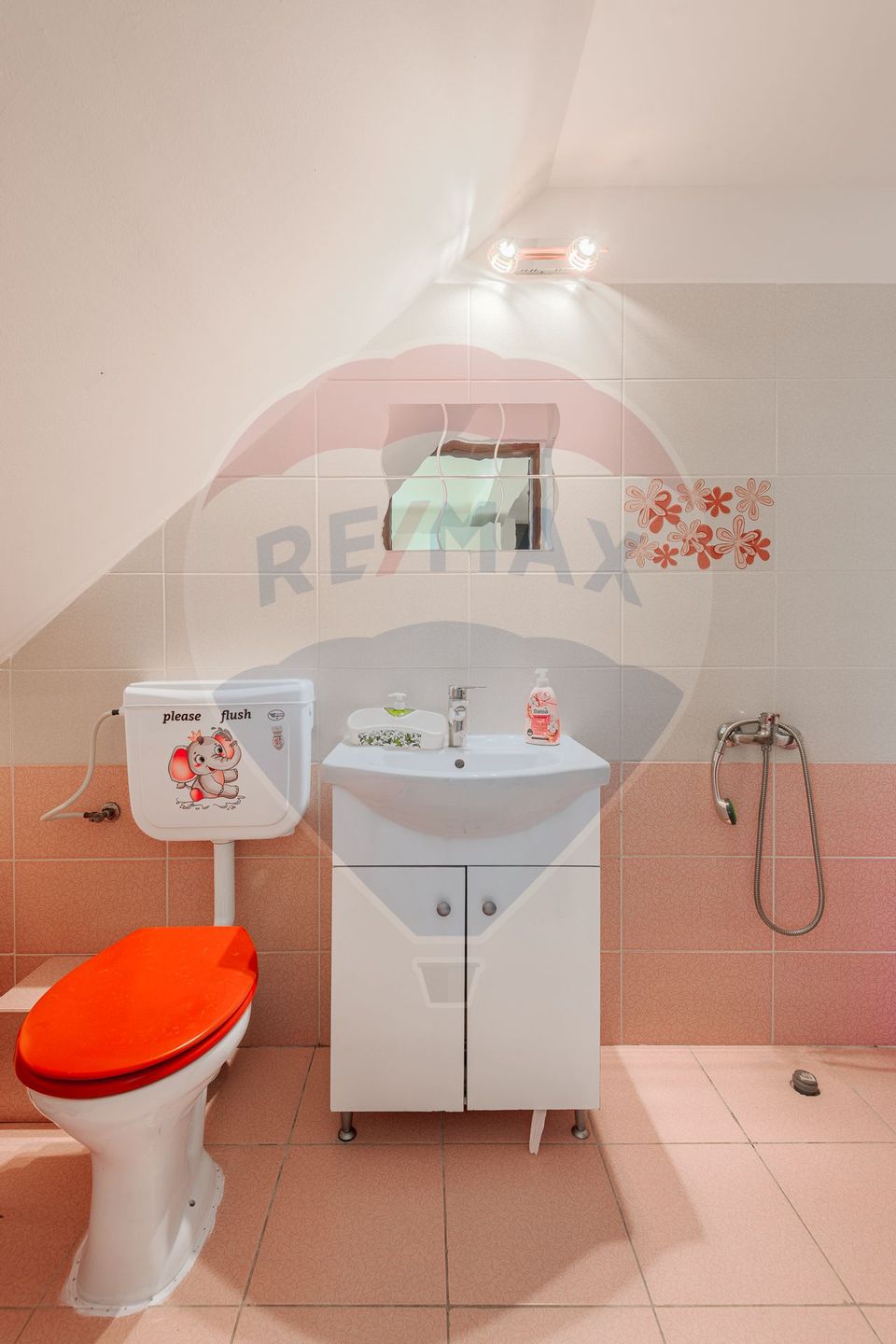 Casa de Vânzare în Domnești - 4 Camere, Complet Mobilată și Utilată