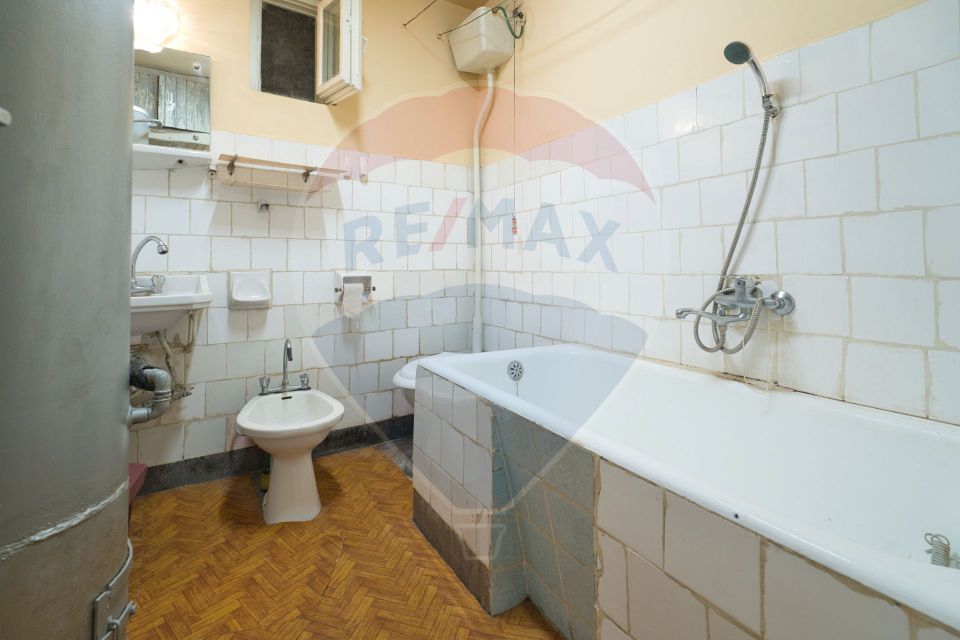 REZERVATA! Corp de casă de renovat, la intrarea pe strada De Mijloc