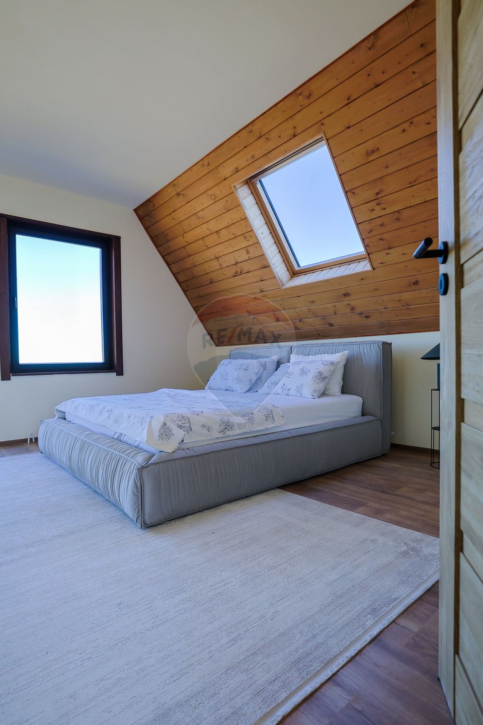 Vilă tip A-Frame, pe un platou montan, vedere panoramica catre Bucegi