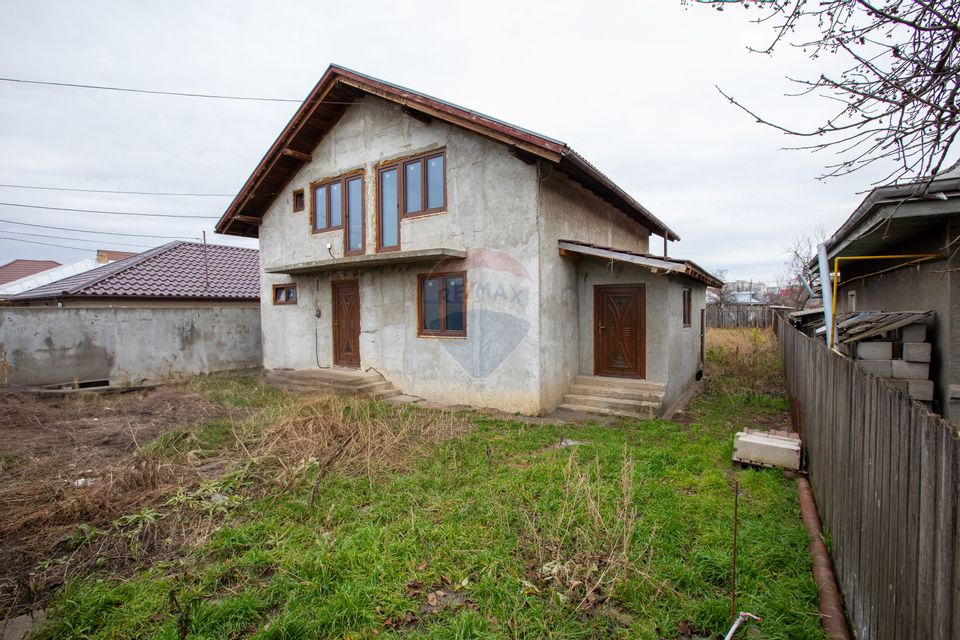 Casă / Vilă cu 5 camere de vânzare, strada George Enescu, zona Tache