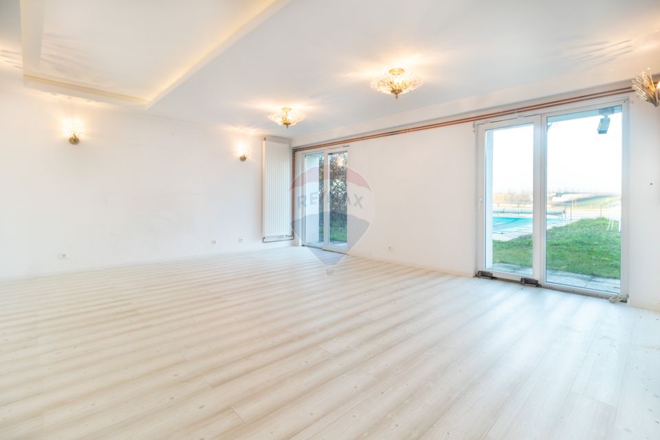 Vanzare Vila 5 camere cu semineu, piscina si priveliste lac piscicol