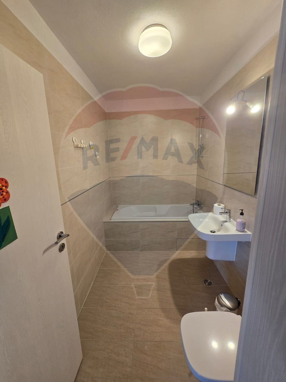 Apartament cu 3 camere de închiriat în zona Buna Ziua