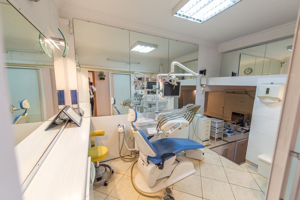 Dental practice equipped, ready to work - 2 rooms and annexes