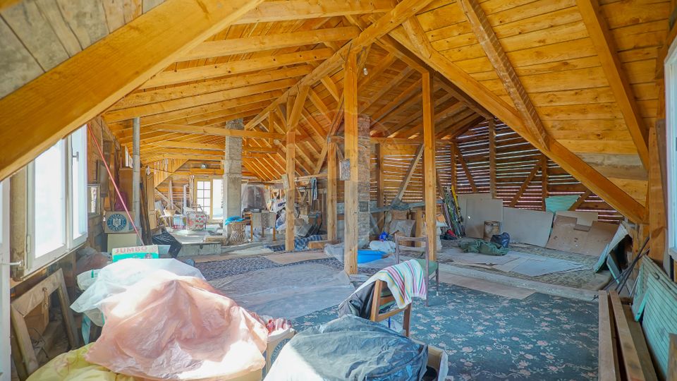 REZERVATA! Vilă impozantă, cu două apartamente și mansardă, Schei