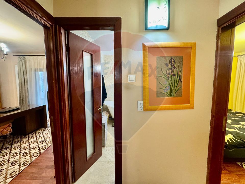 Apartament cu 3 camere de vânzare în zona Rovine