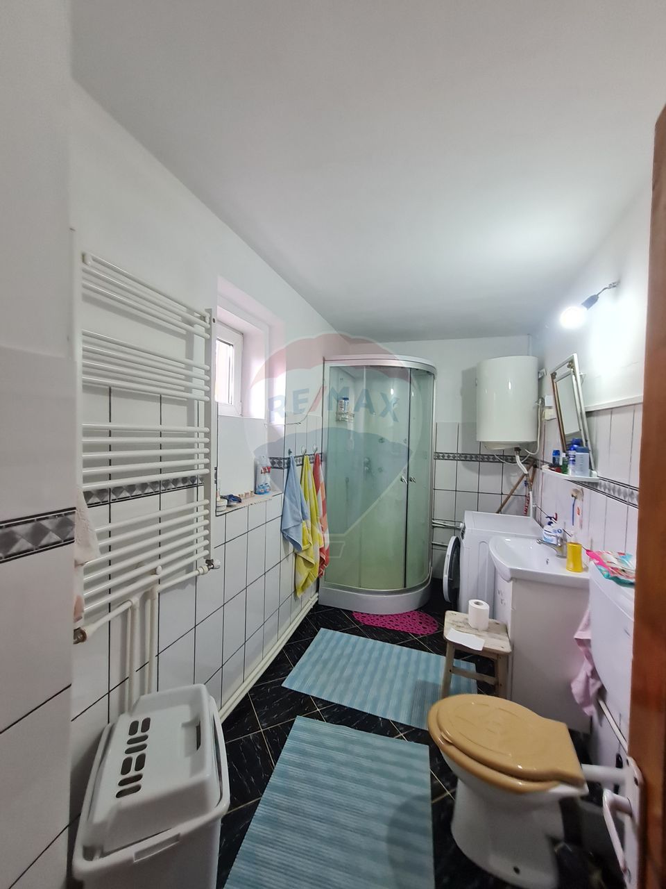 Casă cu 5 camere de vanzare la strada Principala
