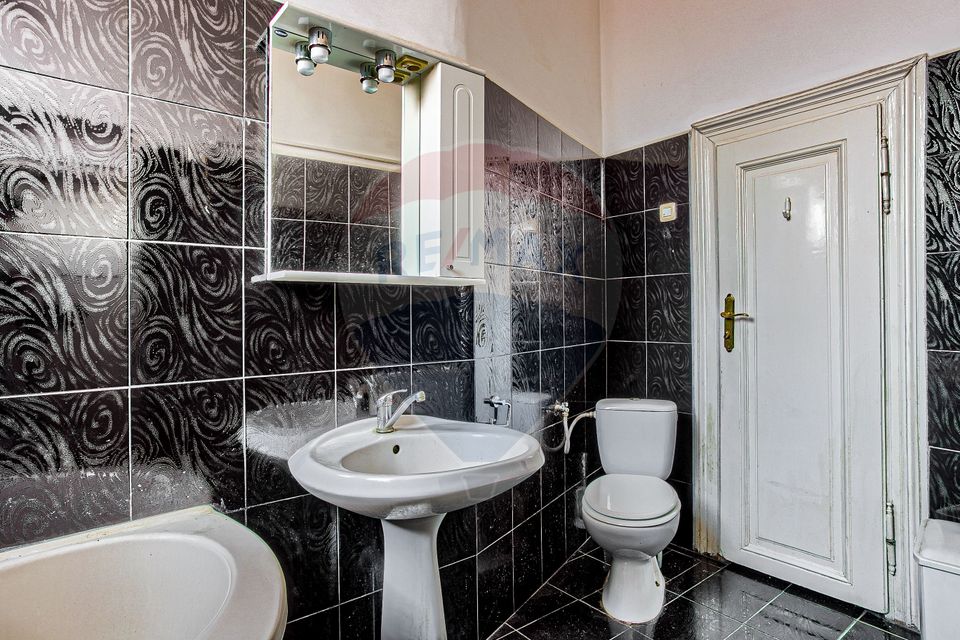 Apartament 4 camere spațioase,  curte,  zona Piata Catedralei