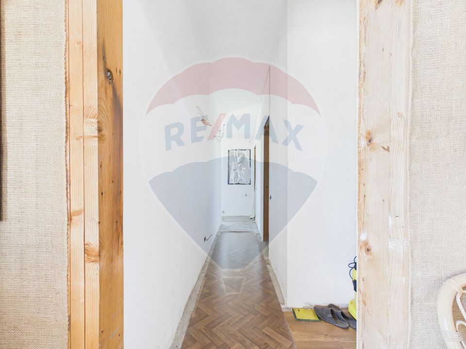 Vila Impunatoare multi-generationala cu Turnulet si Arhitectura Unica