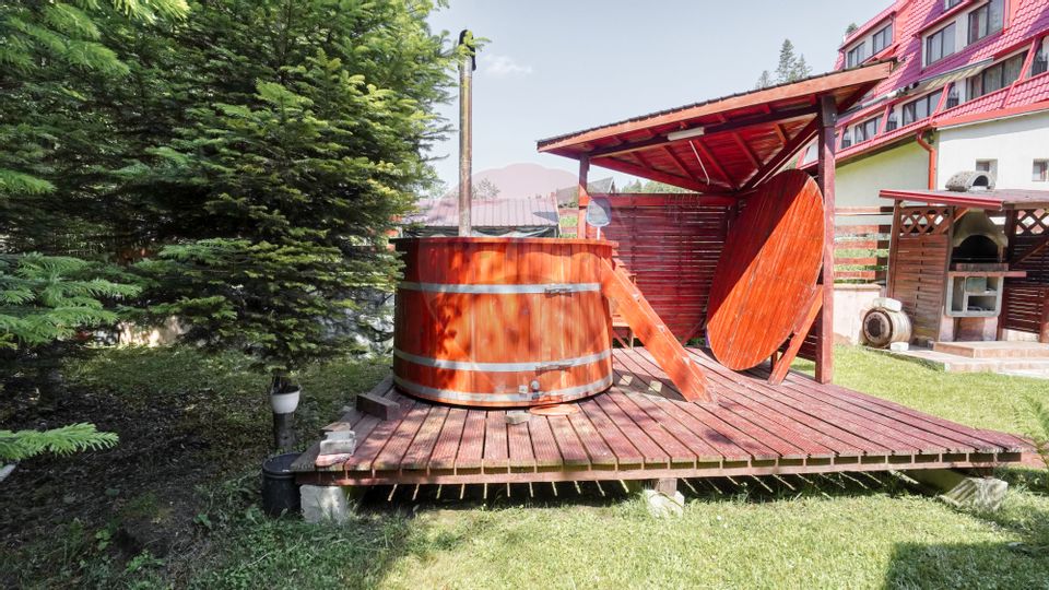 Casă / Vilă cu 8 camere de vânzare în zona Valea Rasnoavei