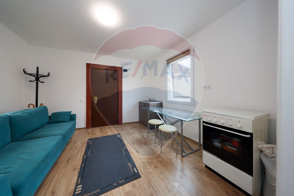 Casă cu 3 camere de vânzare în zona Schei