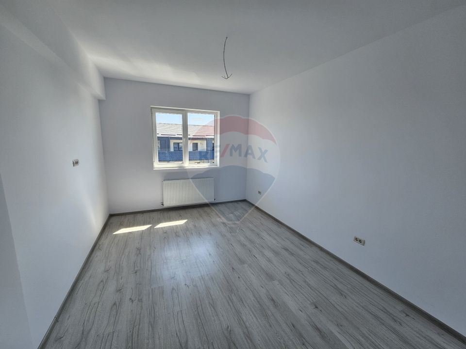 Apartament 4 camere 115.7 mp cu terasa , loc parcare si boxa demisol