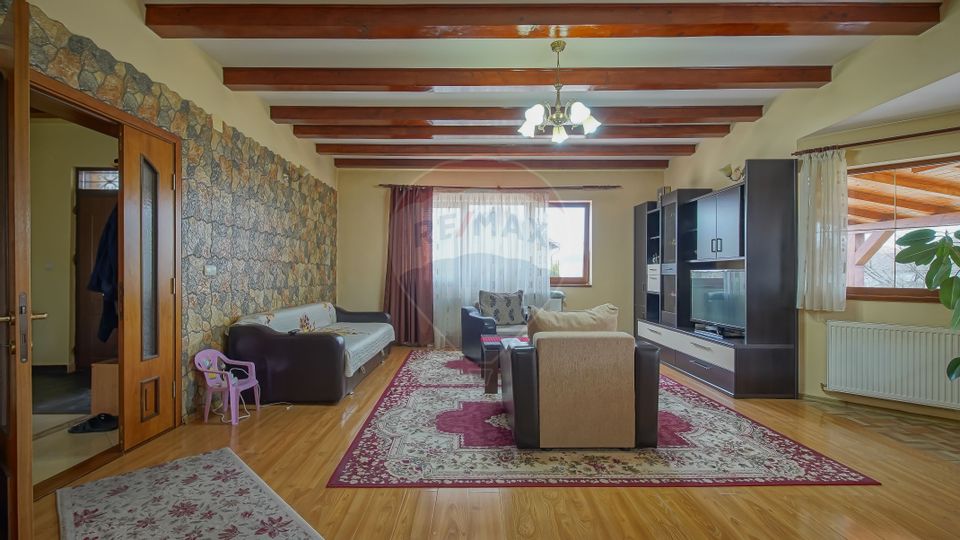 Casă cu 7 camere de vânzare Sanpetru | COMISION 0%