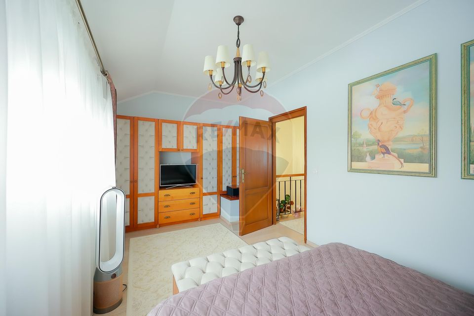 Casă de vânzare cu 4 camere în cartierul Beverly Hills, Sânmartin